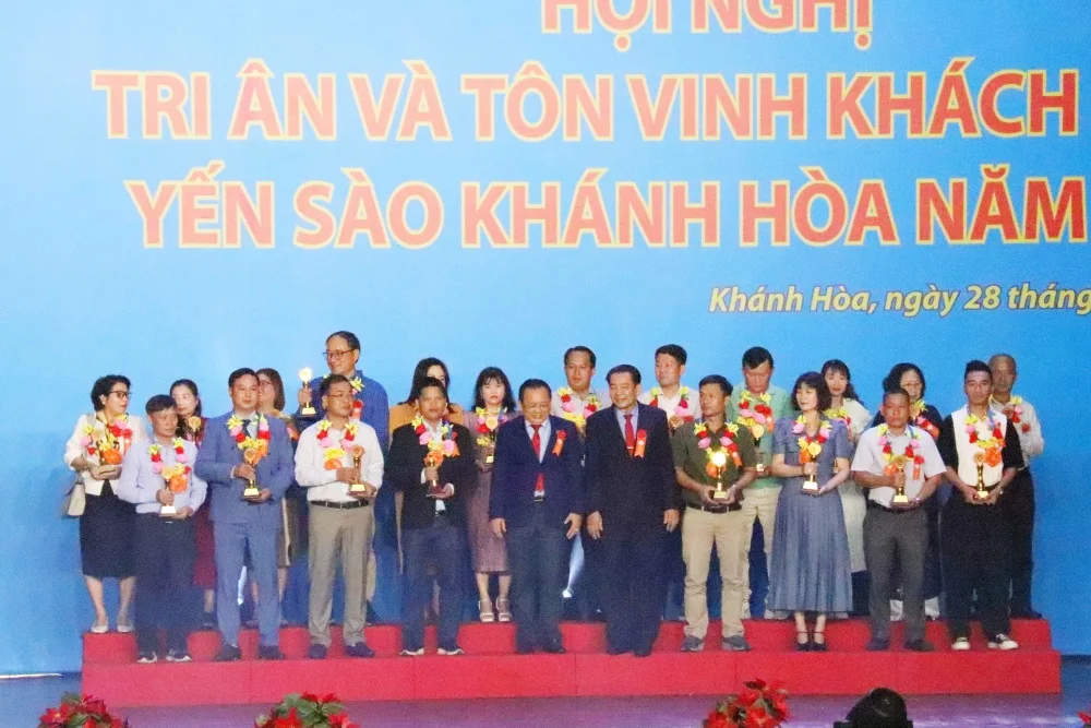 vinh-danh-cac-nha-phan-phoi-kim-cuong20230628161458